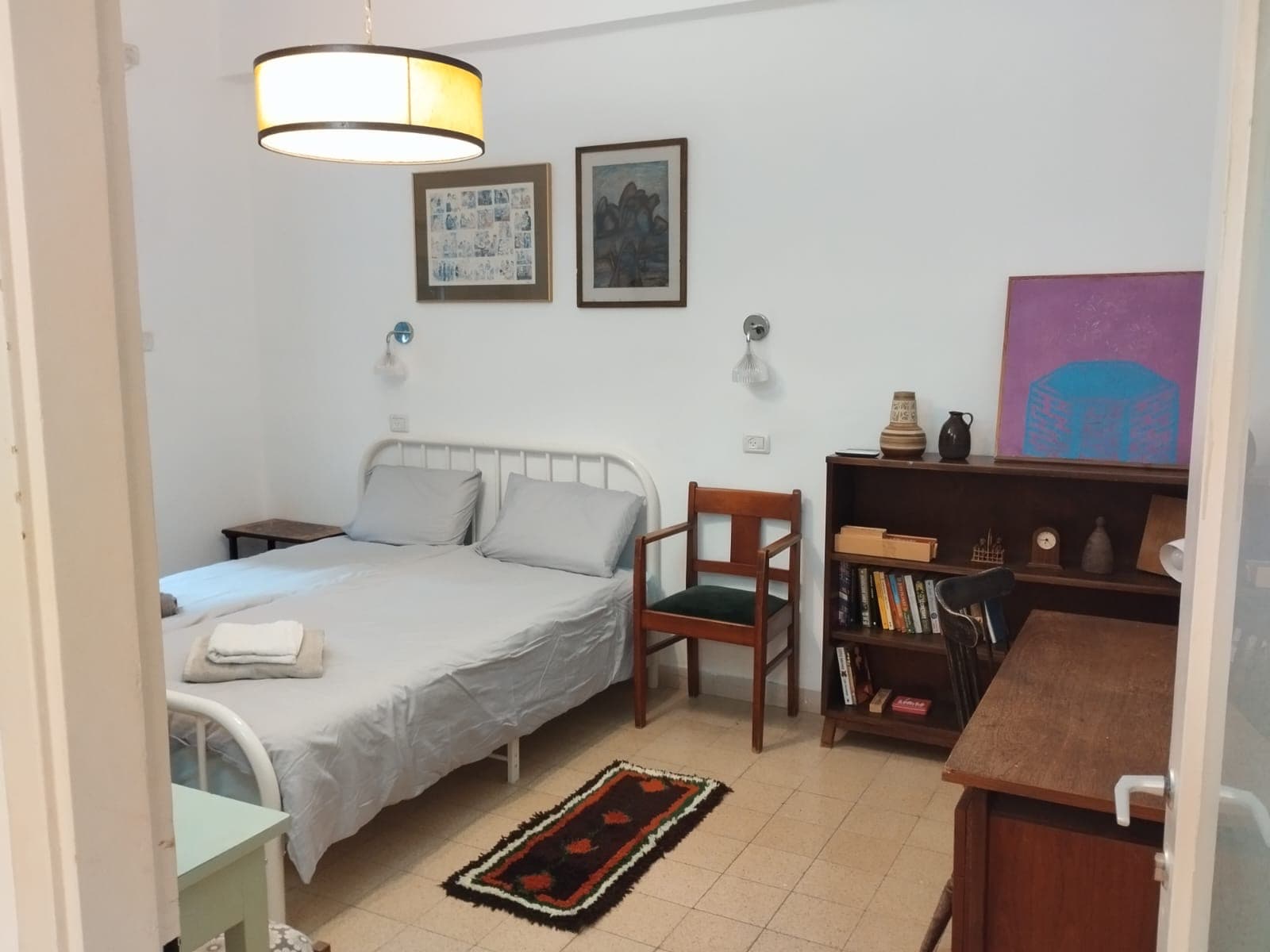 Main bedroom with double bed, reading lamp and desk, a 9-minute walk from the Shrine of the Báb