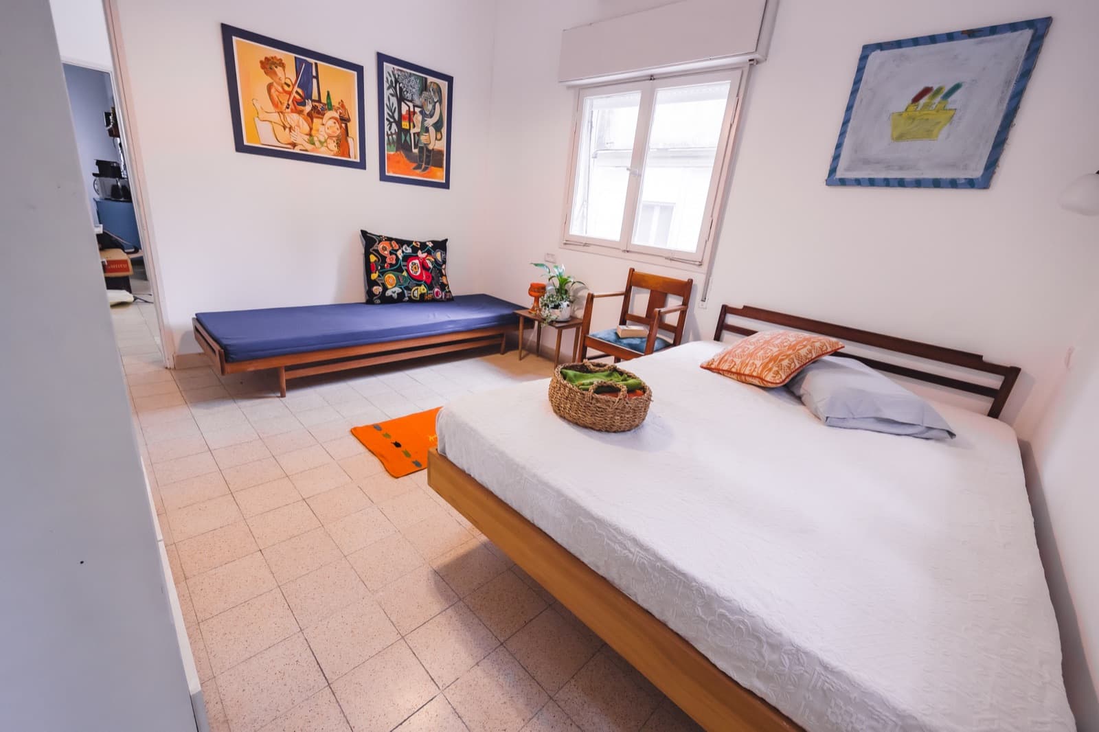 Second bedroom with double bed and daybed, ideal for families visiting the Bahá’í World Centre