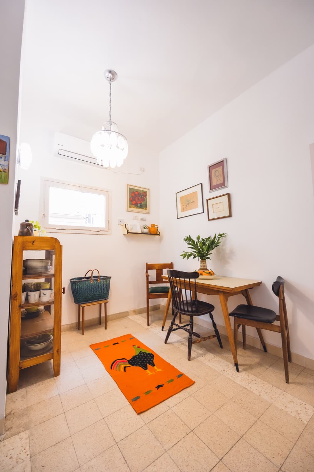 Dining corner with table for four and air conditioning near the Bahá’í Gardens, Haifa