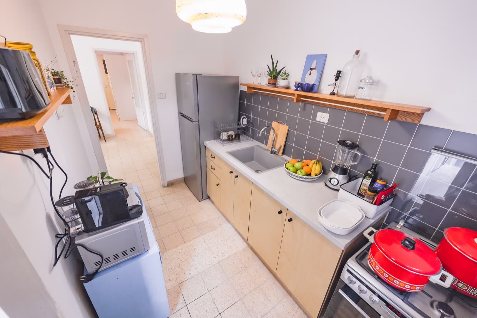 Fully equipped kitchen with fridge, gas stove and oven in the Haifa vacation apartment